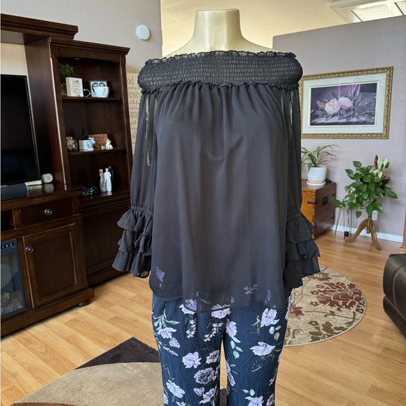 CeCe black 3/4 ruffle sleeves wear on shoulders blouse-size M - Picture 4 of 9
